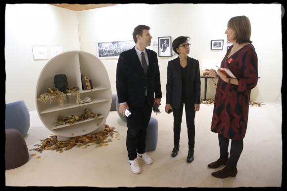 Exclusif - Rachida Dati se rend à " FotoFever " la foire prospective de photographie contemporaine qu'elle parcourt en compagnie de Cécile Schaal, sa fondatrice au Carrousel du Louvre à Paris, le 9 novembre 2019. © Alain Guizard/Bestimage