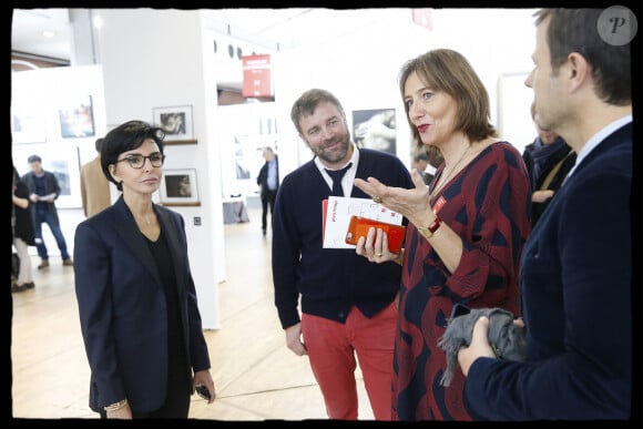 Exclusif - Rachida Dati se rend à " FotoFever " la foire prospective de photographie contemporaine qu'elle parcourt en compagnie de Cécile Schaal, sa fondatrice au Carrousel du Louvre à Paris, le 9 novembre 2019. © Alain Guizard/Bestimage