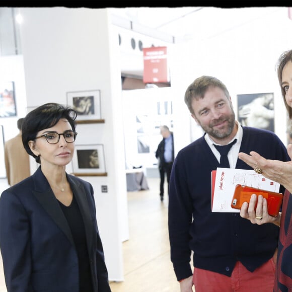 Exclusif - Rachida Dati se rend à " FotoFever " la foire prospective de photographie contemporaine qu'elle parcourt en compagnie de Cécile Schaal, sa fondatrice au Carrousel du Louvre à Paris, le 9 novembre 2019. © Alain Guizard/Bestimage