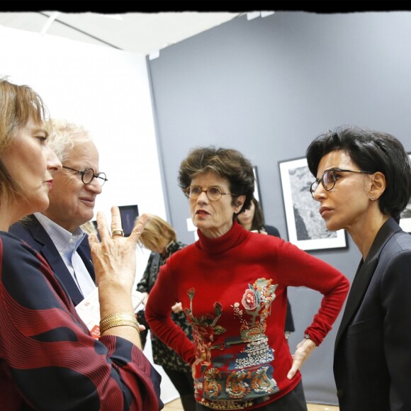 Exclusif - Rachida Dati, Bernard Fixot et Valérie-Anne Giscard d'Estaing - Rachida Dati se rend à "FotoFever" la foire prospective de photographie contemporaine qu'elle parcourt en compagnie de Cécile Schaal, sa fondatrice au Carrousel du Louvre à Paris, le 9 novembre 2019. © Alain Guizard/Bestimage aris