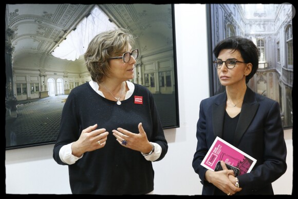 Exclusif - Rachida Dati se rend à "FotoFever" la foire prospective de photographie contemporaine qu'elle parcourt en compagnie de Cécile Schaal, sa fondatrice au Carrousel du Louvre à Paris, le 9 novembre 2019. © Alain Guizard/Bestimage