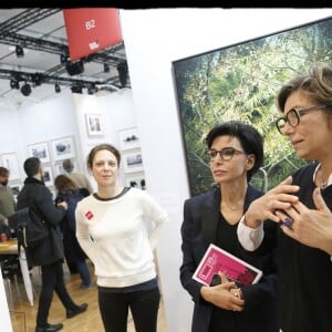 Exclusif - Rachida Dati se rend à "FotoFever" la foire prospective de photographie contemporaine qu'elle parcourt en compagnie de Cécile Schaal, sa fondatrice au Carrousel du Louvre à Paris, le 9 novembre 2019. © Alain Guizard/Bestimage