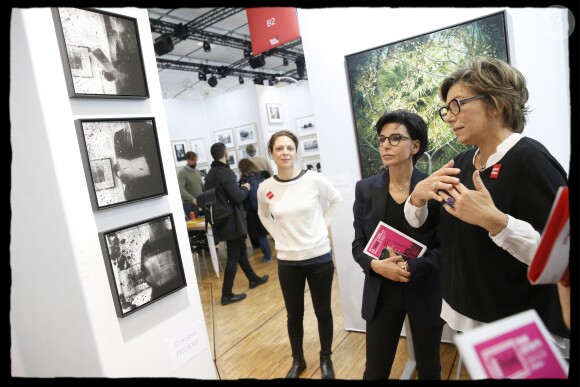 Exclusif - Rachida Dati se rend à "FotoFever" la foire prospective de photographie contemporaine qu'elle parcourt en compagnie de Cécile Schaal, sa fondatrice au Carrousel du Louvre à Paris, le 9 novembre 2019. © Alain Guizard/Bestimage