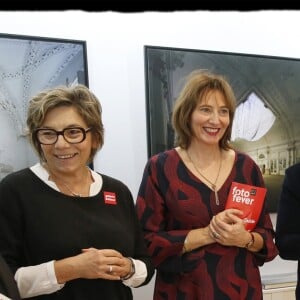 Exclusif - Rachida Dati se rend à "FotoFever" la foire prospective de photographie contemporaine qu'elle parcourt en compagnie de Cécile Schaal, sa fondatrice au Carrousel du Louvre à Paris, le 9 novembre 2019. © Alain Guizard/Bestimage