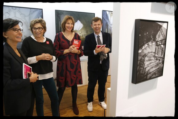 Exclusif - Rachida Dati se rend à "FotoFever" la foire prospective de photographie contemporaine qu'elle parcourt en compagnie de Cécile Schaal, sa fondatrice au Carrousel du Louvre à Paris, le 9 novembre 2019. © Alain Guizard/Bestimage
