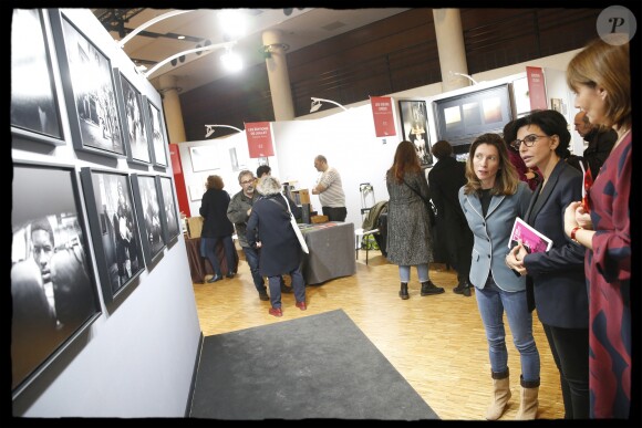 Exclusif - Rachida Dati se rend à "FotoFever" la foire prospective de photographie contemporaine qu'elle parcourt en compagnie de Cécile Schaal, sa fondatrice au Carrousel du Louvre à Paris, le 9 novembre 2019. © Alain Guizard/Bestimage