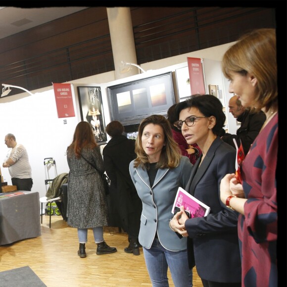 Exclusif - Rachida Dati se rend à "FotoFever" la foire prospective de photographie contemporaine qu'elle parcourt en compagnie de Cécile Schaal, sa fondatrice au Carrousel du Louvre à Paris, le 9 novembre 2019. © Alain Guizard/Bestimage