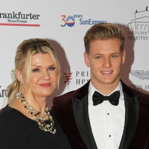 Corinna Betsch Schumacher et son fils Mick assistent à la soirée de gala du bal allemand de la presse sportive de Francfort , le 9 novembre 2019.