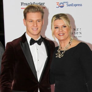 Corinna Betsch Schumacher et son fils Mick assistent à la soirée de gala du bal allemand de la presse sportive de Francfort , le 9 novembre 2019.