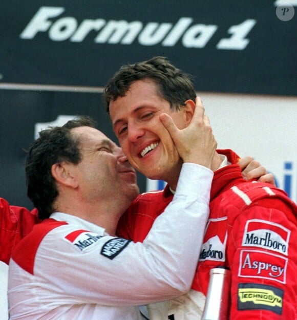 Jean Todt embrasse Michael Schumacher, qui vient de remporter le Grand Prix de Formule 1 de Belgique. Le 24 aout 1997