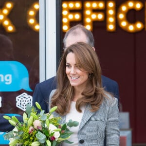 Le prince William, duc de Cambridge, et Kate Middleton, duchesse de Cambridge, quittent l'événement organisé par l'association "Shout" pour le lancement de leur nouveau système de volontariat au théâtre "Troubadour White City" à Londres, le 12 novembre 2019.