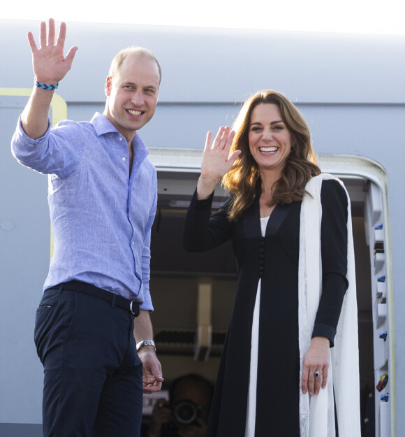 Kate Middleton, duchesse de Cambridge, et le prince William, duc de Cambridge, au départ de l'aéroport d'Islamabad, après leur voyage officiel de cinq jours au Pakistan. Le 18 octobre 2019
