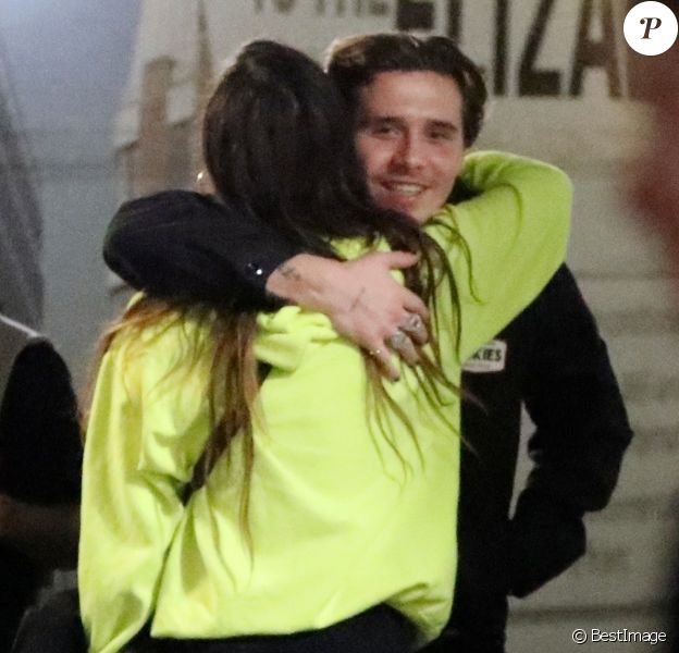 Exclusif - Brooklyn Beckham a été aperçu en train de câliner une mystérieuse inconnue à la sortie de la boîte de nuit 'Tape' à Londres, le 12 octobre 2019.
