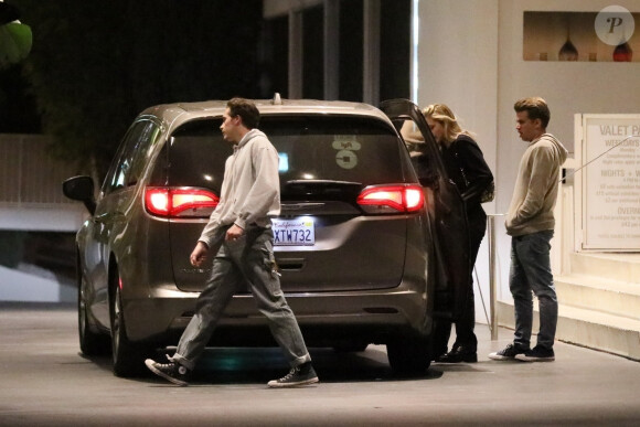 Exclusif - Brooklyn Beckham et Nicola Peltz quittent l'hôtel The Standard à Los Angeles, le 30 octobre 2019.