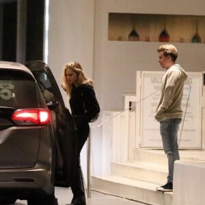 Exclusif - Brooklyn Beckham et Nicola Peltz quittent l'hôtel The Standard à Los Angeles, le 30 octobre 2019.