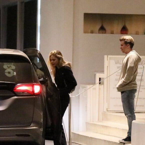 Exclusif - Brooklyn Beckham et Nicola Peltz quittent l'hôtel The Standard à Los Angeles, le 30 octobre 2019.