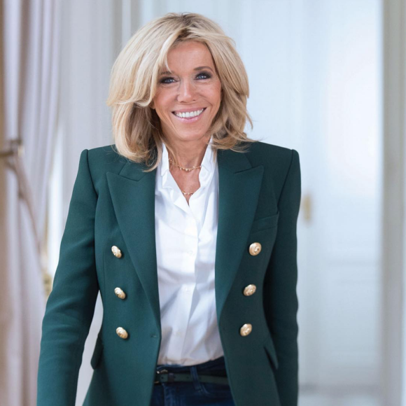 Portrait officiel de Brigitte Macron par la photographe Soazig de la Moissoniere. La première dame porte un blazer Balmain. Avril 2019.