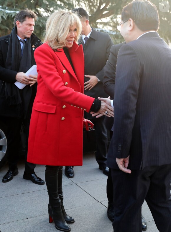 La Première dame Brigitte Macron (Trogneux) (manteau Olivier Rousteing pour Balmain) - Le président de la République française et sa femme la Première dame visitent le site de l'armée de terre cuite à Xi'an lors lors de la visite d'Etat de trois jours en Chine, à Xi'an, province Shaanxi, Chine, le 8 janvier 2018. © Dominique Jacovides/Bestimage