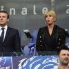 Le président Emmanuel Macron et sa femme Brigitte Macron (Trogneux) (veste Balmain, top Carolina Ritzler, jeans Maje, chaussures Louboutin) - Finale de la coupe de France de football entre le PSG et Angers ( Victoire du PSG 1-0) au Stade de France, saint-Denis le 27 mai 2017