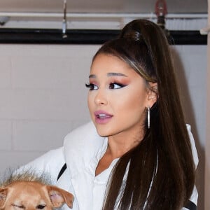 Ariana Grande et son chien Toulouse, en backstage du "Sweetener Tour". Charlottesville. Le 16 novembre 2019. @Diggzy/Splash News/ABACAPRESS.COM
