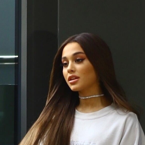 Ariana Grande se promène avec une amie à New York, le 16 août 2018.