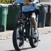 Exclusif - Justin Bieber fait du vélo électrique à Los Angeles, le 8 novembre 2019.