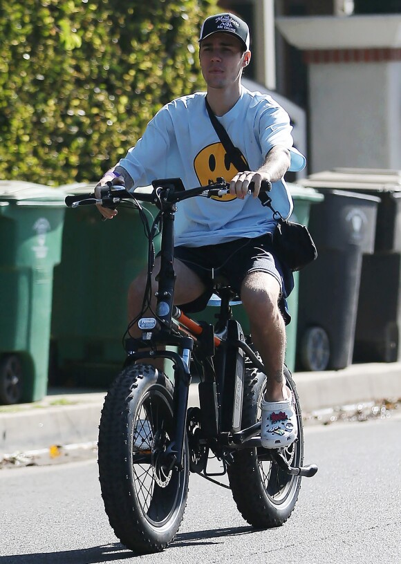 Exclusif - Justin Bieber fait du vélo électrique à Los Angeles, le 8 novembre 2019.