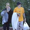 Exclusif - Après une luxueuse cérémonie de mariage Justin Bieber et Hailey Bieber pique-niquent en toute simplicité dans un parc à Beverly Hills, le 3 octobre 2019.