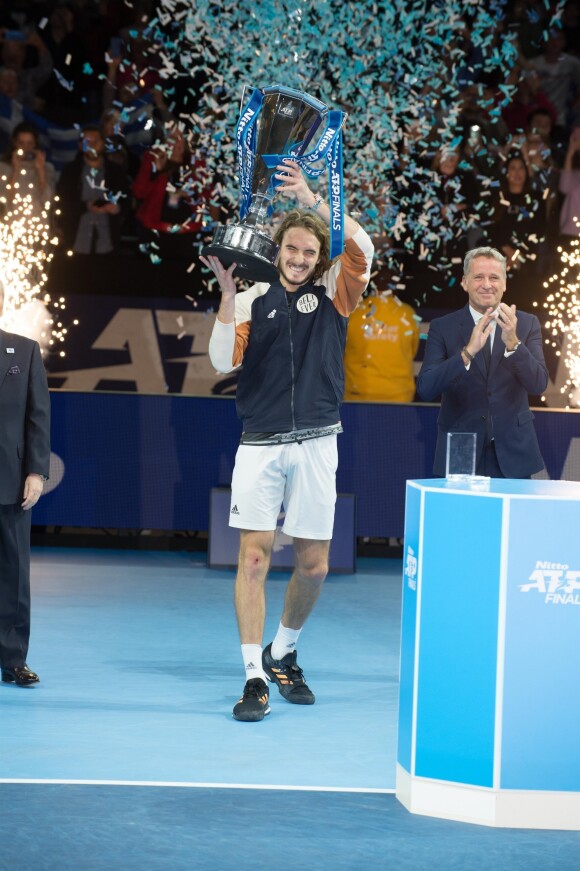 Le Grec Stefanos Tsitsipas remporte la finale du Masters de tennis de Londres, le 17 novembre 2019, en battant l'Autrichien Dominic Thiem 6-7, 6-2, 7-6.