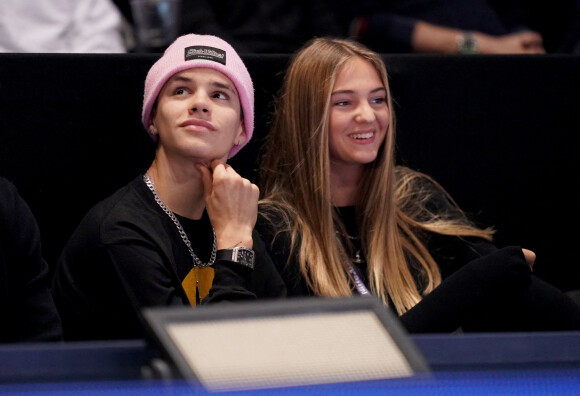 Romeo Beckham, avec un sweat shirt de la marque Drew de Justin Bieber, et son amie Mia Moocher lors de la finale des Masters de Londres, à l'O2 Arena, le 17 novembre 2019.