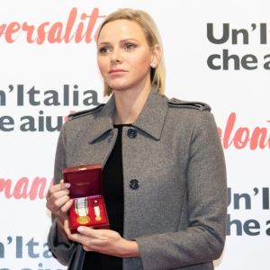 La princesse Charlene de Monaco à Isola del Gran Sasso, en Italie, le 9 novembre 2019, pour inaugurer l'école primaire "Parrozzani", détruite lors du tremblement de terre en 2016.