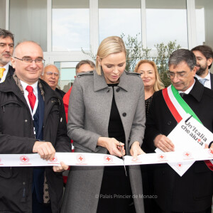 La princesse Charlene de Monaco à Isola del Gran Sasso, en Italie, le 9 novembre 2019, pour inaugurer l'école primaire "Parrozzani", détruite lors du tremblement de terre en 2016.