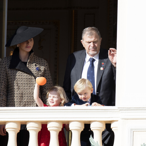 La princesse Charlene de Monaco, son père Michael Kenneth Wittstock, et ses enfants, la princesse Gabriella et le prince Jacques - La famille princière de Monaco au balcon du palais lors de la fête nationale monégasque, à Monaco. Le 19 novembre 2018. © Claudia Albuquerque/ Bestimage