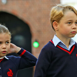 Le prince George et la princesse Charlotte lors de leur rentrée scolaire à l'école Thomas's Battersea à Londres, Royaume Uni, le 5 septembre 2019.