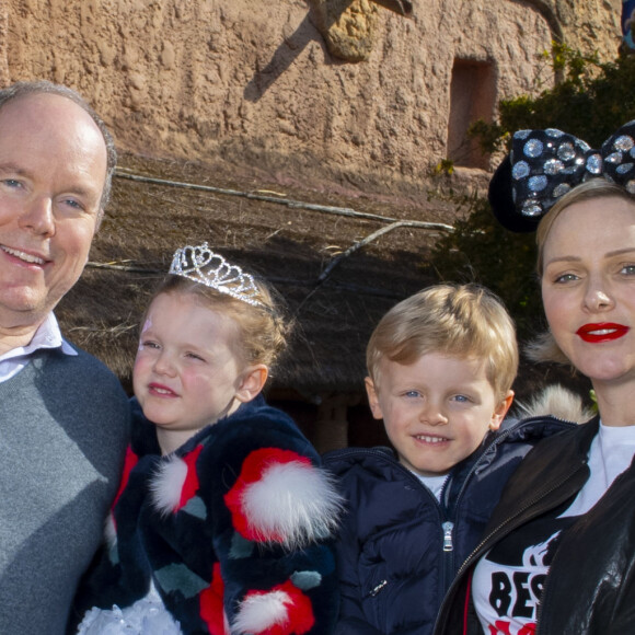 Le prince Albert II et la princesse Charlène de Monaco posent avec leurs enfants le prince Jacques de Monaco et la princesse Gabriella de Monaco à Disneyland Paris le 17 avril 2019.© Disney via Bestimage