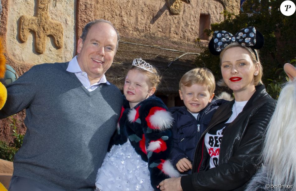 Le prince Albert II et la princesse Charlène de Monaco posent avec