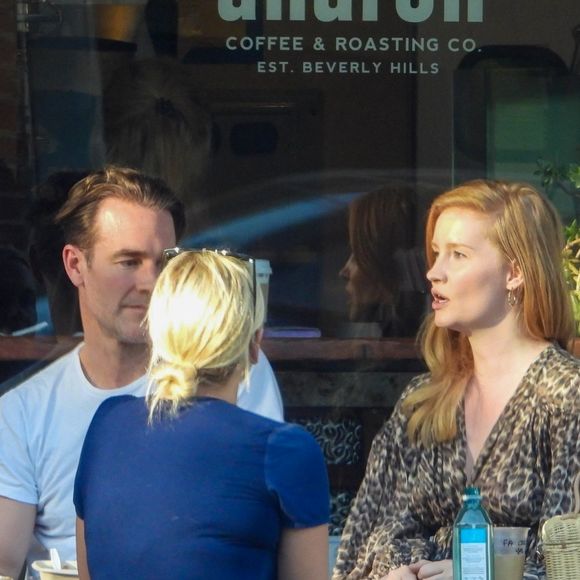 James Van Der Beek et sa femme Kimberly, enceinte, déjeunent avec des amis chez "Aharon Coffee & Roasting Co." à Los Angeles, le 24 octobre 2019.