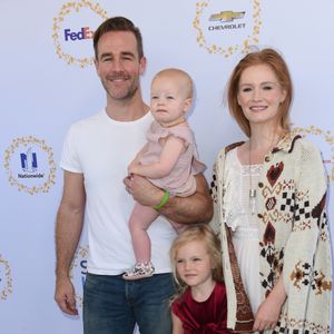 James Van Der Beek avec sa femme Kimberly Brook et ses filles Olivia et Emilia à la journée "Safe Kids" aux studios Smashbox à Culver City, le 23 avril 2017 © Chris Delmas/Bestimage