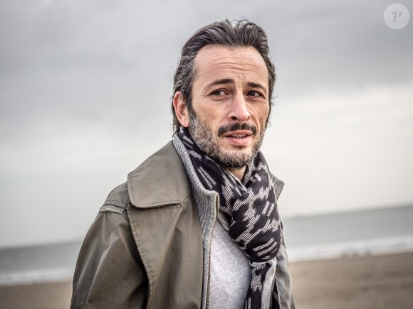 Exclusif - Michaël Cohen pose sur la plage lors du Festival du cinéma et musique de film de la Baule le 11 novembre 2019. © Guillaume Collet/Bestimage
