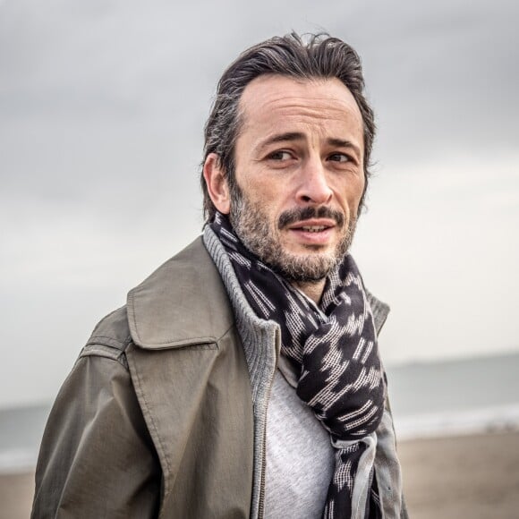 Exclusif - Michaël Cohen pose sur la plage lors du Festival du cinéma et musique de film de la Baule le 11 novembre 2019. © Guillaume Collet/Bestimage