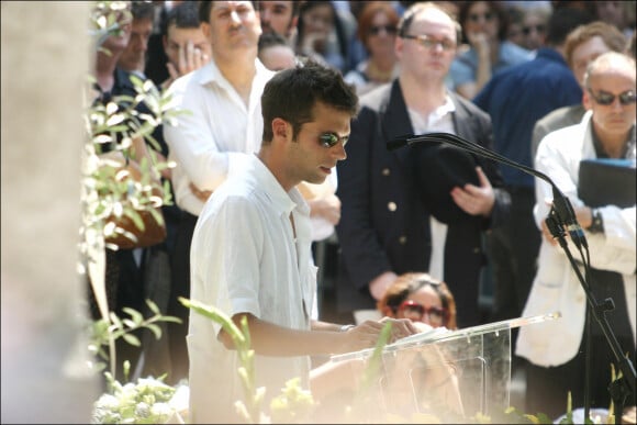Vincent Trintignant aux obsèques de Marie Trintignant au cimetière Père-Lachaise, le 6 août 2003.