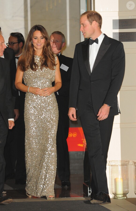 Le prince William et la duchesse de Cambridge, Kate Catherine Middleton (robe Jenny Packham) partent du gala de la fondation "Tusk" a Londres, le 12 septembre 2013.