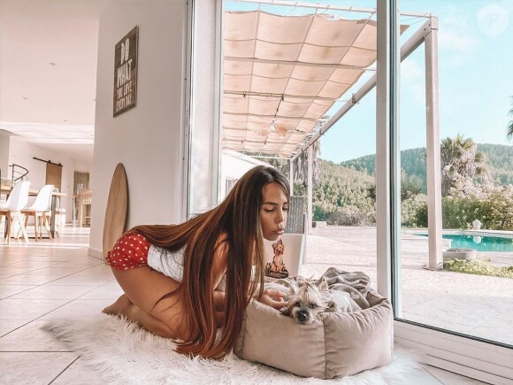 Kim Glow, ex-candidate des "Marseillais", avec son chien, sur Instagram, le 6 novembre 2019