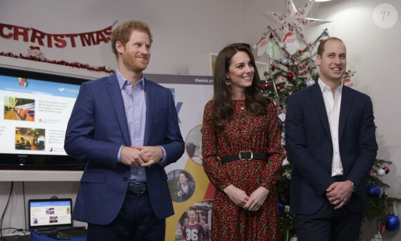 Le prince Harry, Kate Middleton, duchesse de Cambridge et le prince William, duc de Cambridge, à la réception de Noël de l'établissement "The Mix" à Londres le 19 décembre 2016.