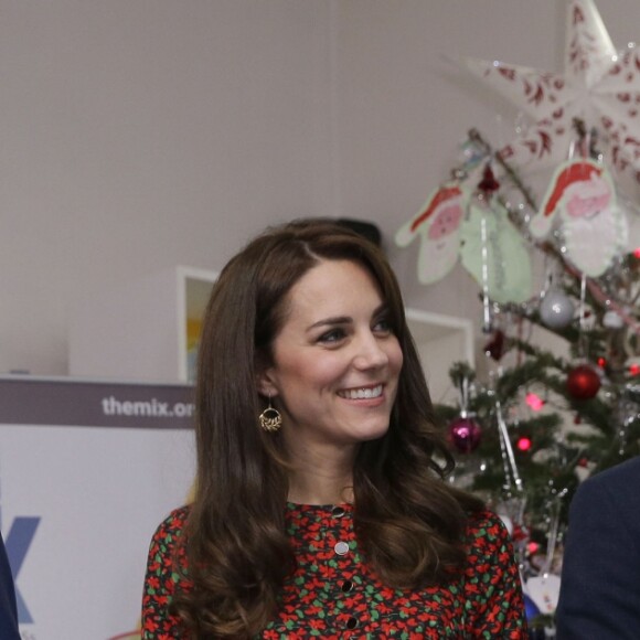 Le prince Harry, Kate Middleton, duchesse de Cambridge et le prince William, duc de Cambridge, à la réception de Noël de l'établissement "The Mix" à Londres le 19 décembre 2016.