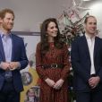 Le prince Harry, Kate Middleton, duchesse de Cambridge et le prince William, duc de Cambridge, à la réception de Noël de l'établissement "The Mix" à Londres le 19 décembre 2016.
