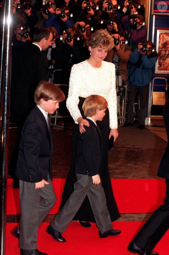Lady Diana et ses fils les princes Harry et William à Londres en 1992.