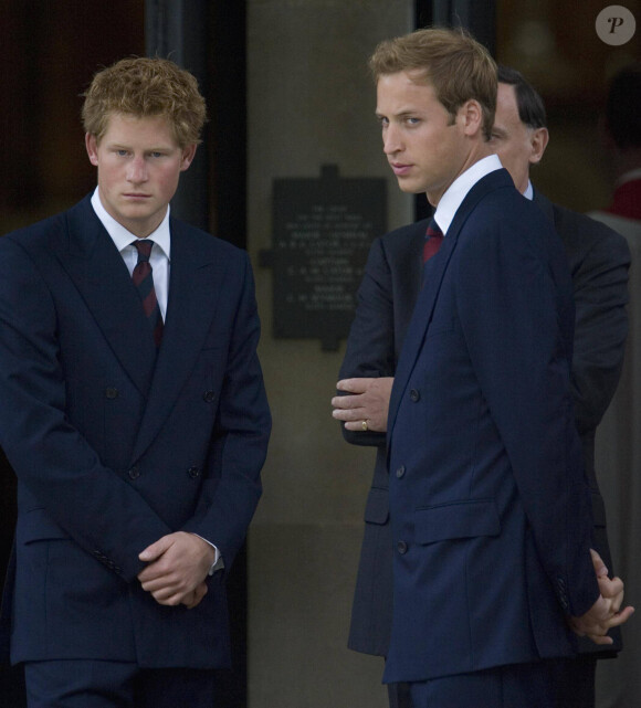 Les princes William et Harry lors d'un hommage à leur mère Diana à Londres en 2007.