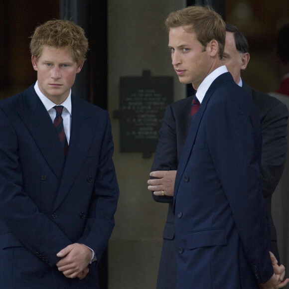 Les princes William et Harry lors d'un hommage à leur mère Diana à Londres en 2007.