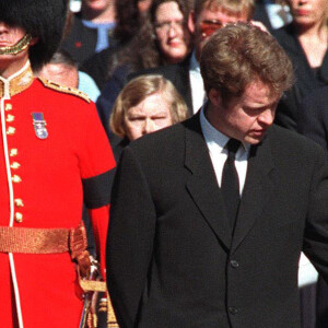 Les princes William et Harry lors des obsèques de leur mère Diana en 1997 à Londres.